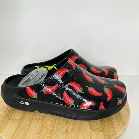 OOFOS OOcloog Red Hot Chilis Shoes Sz 11 Peppers Black Comfort Recovery Slip On - Picture 1 of 7